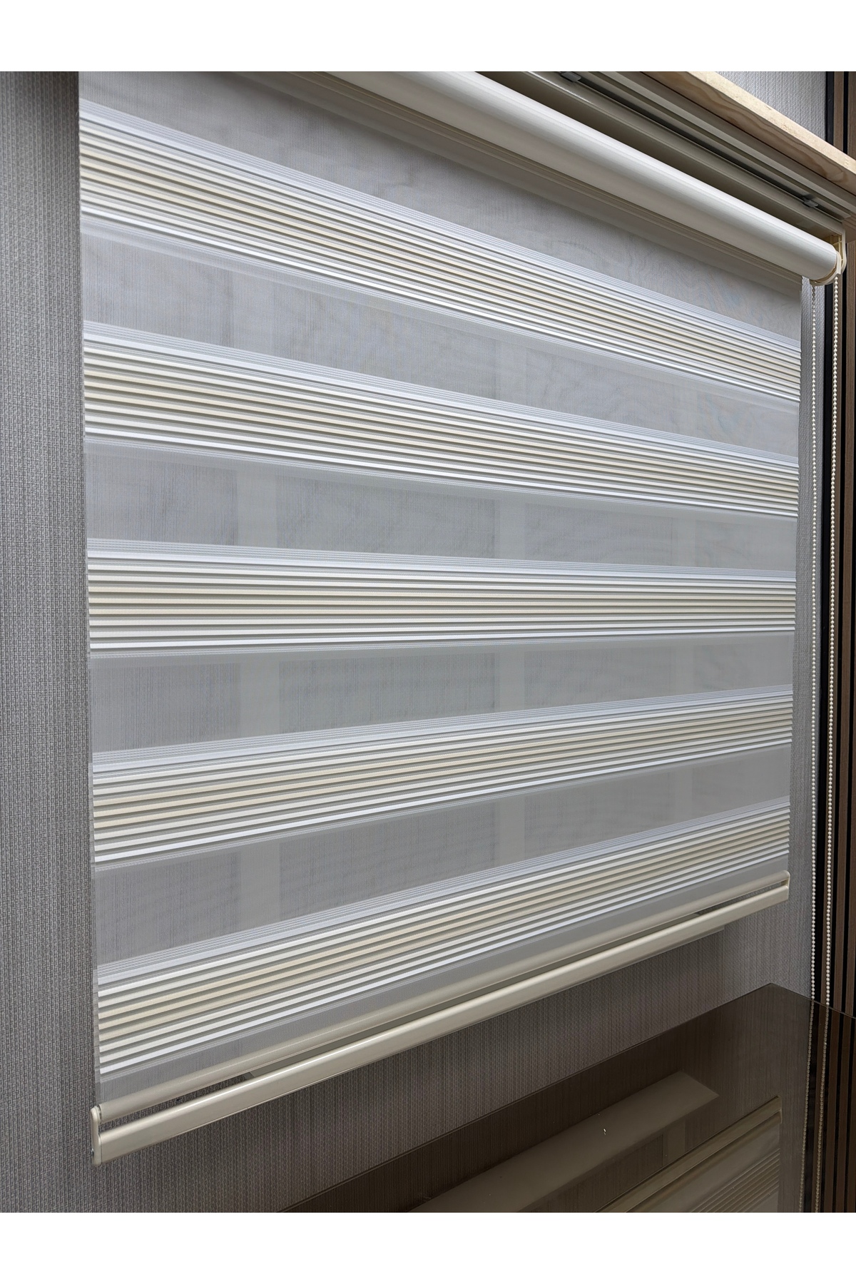 Krem Geçişli Beyaz Zebra Stor Perde – Modern Çizgili Dokulu Stor Perde