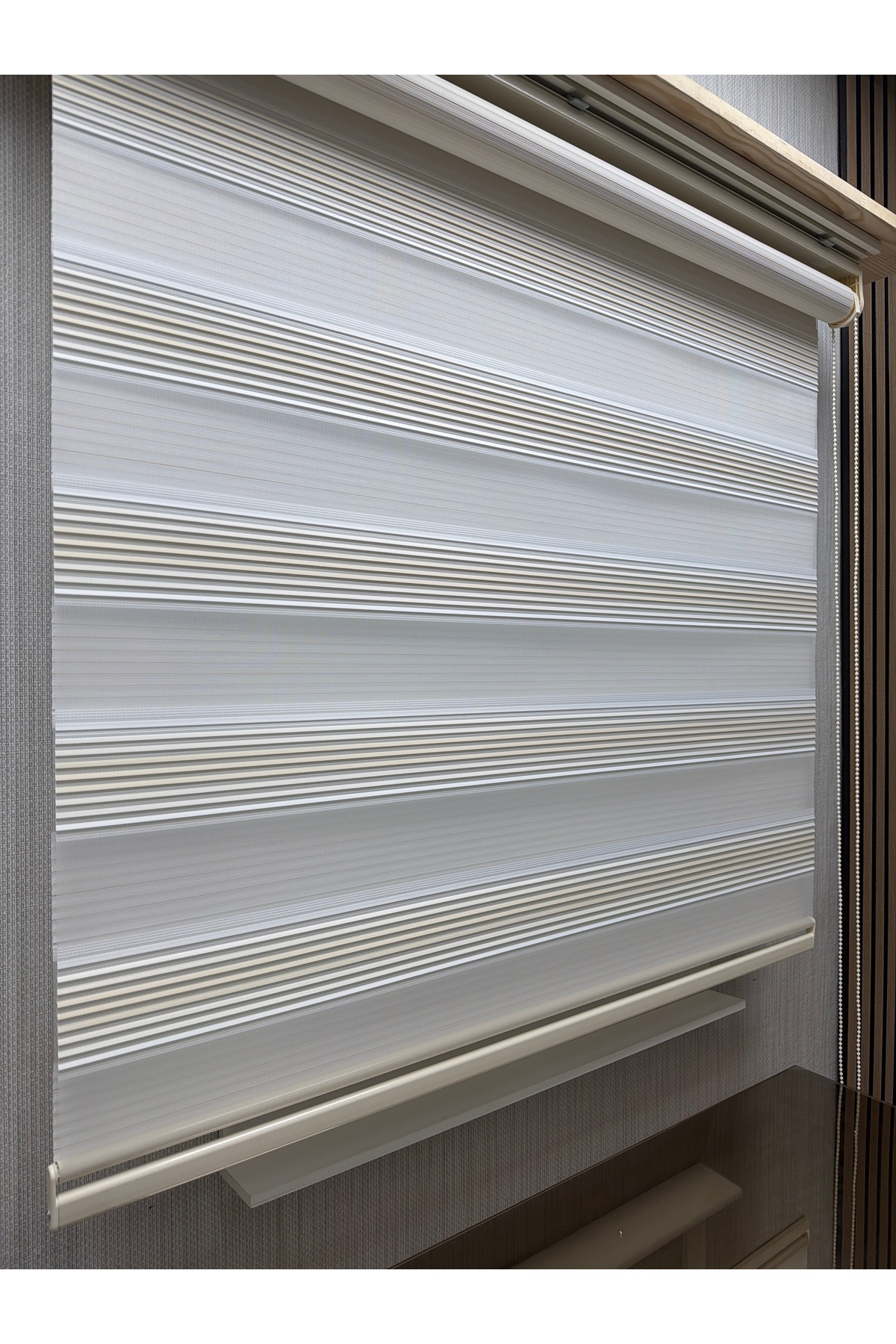 Krem Geçişli Beyaz Zebra Stor Perde – Modern Çizgili Dokulu Stor Perde