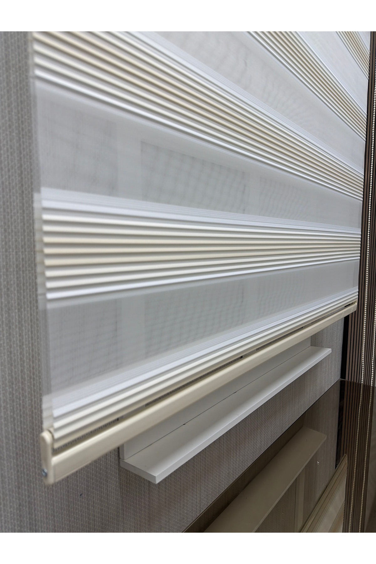 Krem Geçişli Beyaz Zebra Stor Perde – Modern Çizgili Dokulu Stor Perde