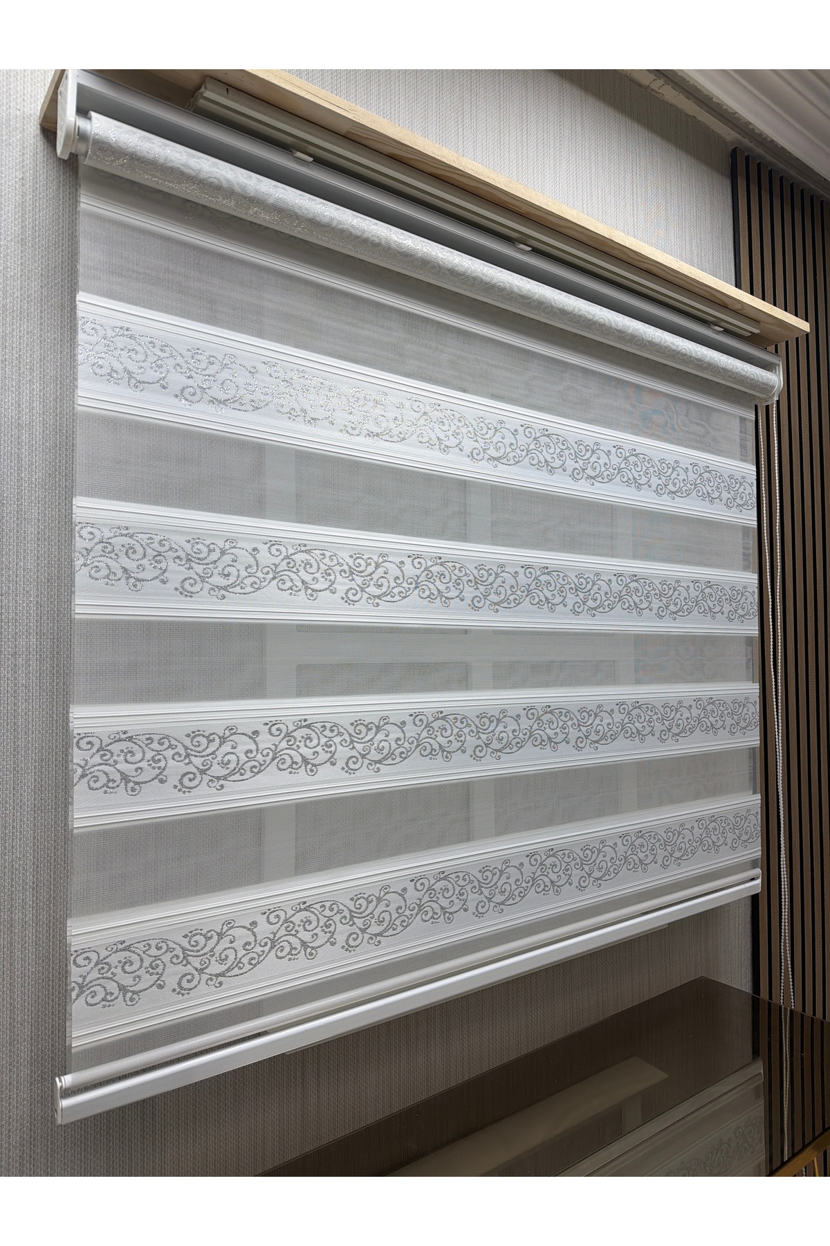 Gümüş Desenli Beyaz Zebra Stor Perde – Simli Motifli Modern Zincirli Perde