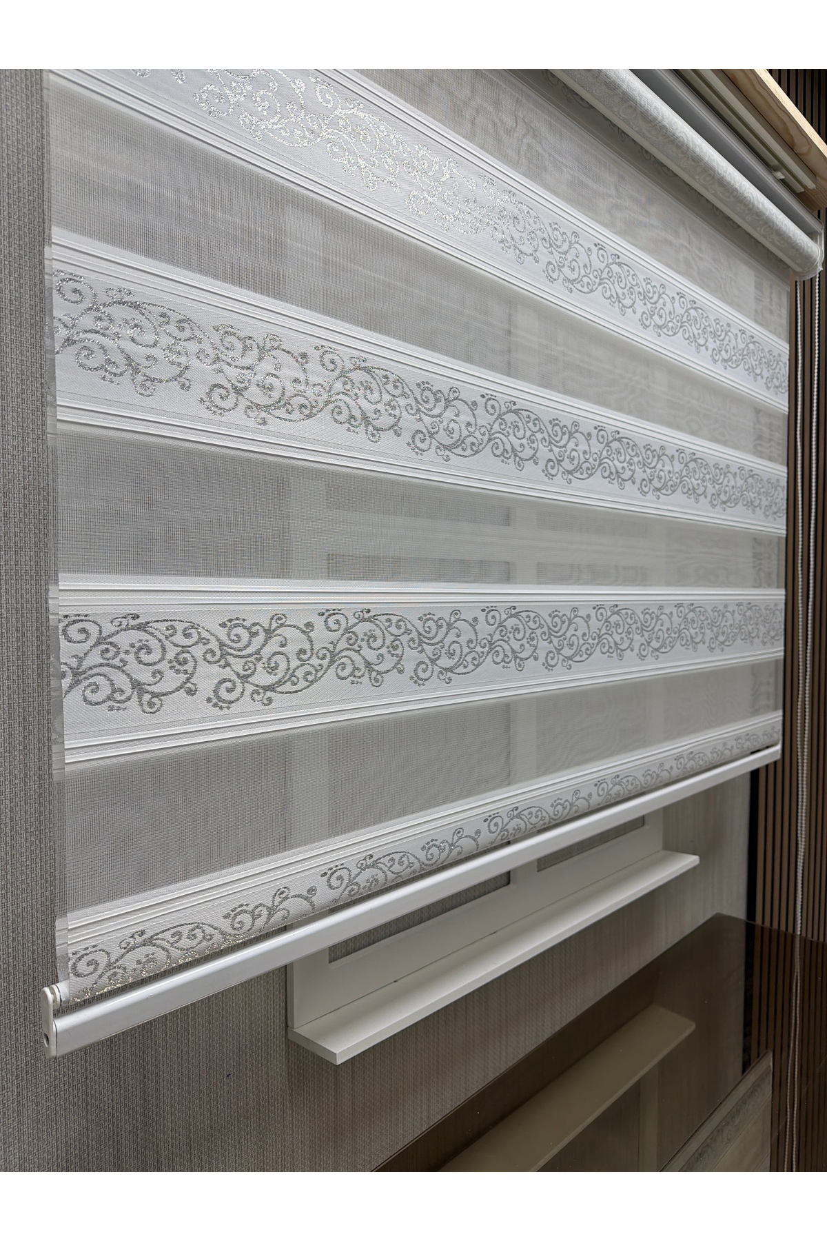 Gümüş Desenli Beyaz Zebra Stor Perde – Simli Motifli Modern Zincirli Perde