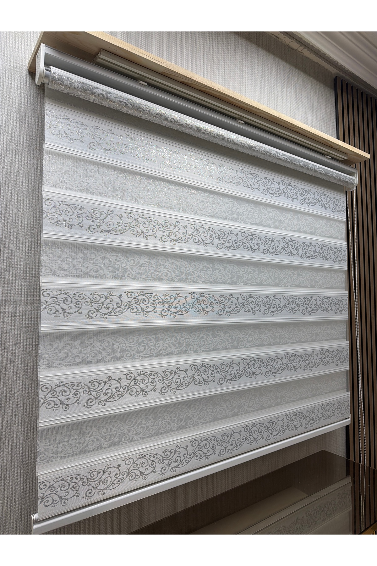 Gümüş Desenli Beyaz Zebra Stor Perde – Simli Motifli Modern Zincirli Perde