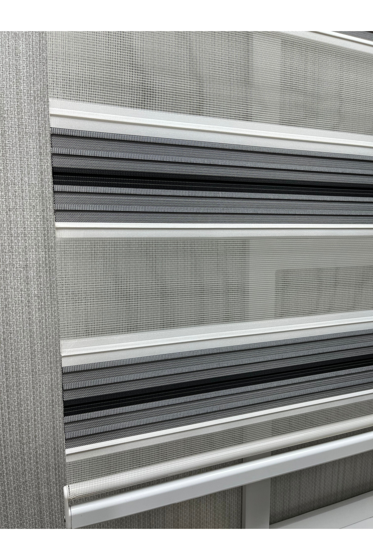 Modern Çizgili Zebra Stor Perde Gri Siyah Beyaz Alüminyum Kasa Lüks Model