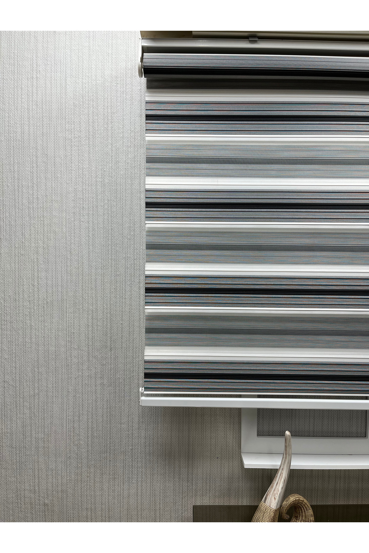 Modern Çizgili Zebra Stor Perde Gri Siyah Beyaz Alüminyum Kasa Lüks Model
