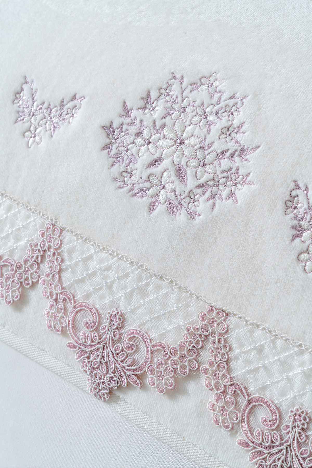 3'Lü Özel Seri Çeyizlik Dantelli Nakışlı 50x90 cm Lüks Tasarım %100 Pamuk Havlu